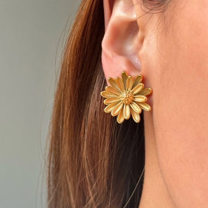 Vintage flower plating 18K gold studs.