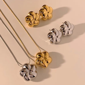 Casual sweet flower gold-plated earrings necklace.