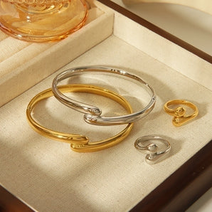 Vintage gold-plated classic rings and bracelets.